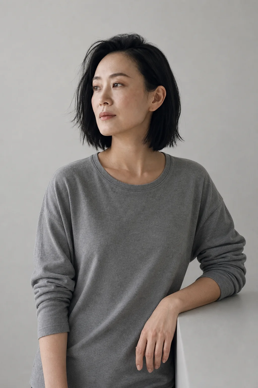 穿灰色上衣的东亚女性普通工照